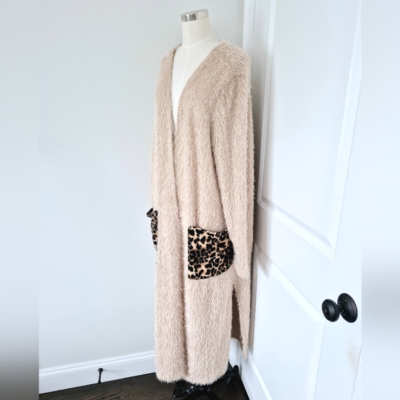 Fuzzy Eyelash Leopard Pocket Duster RARE Comfy Cozy Fall Gift School Winter Work - Picture 2 of 7